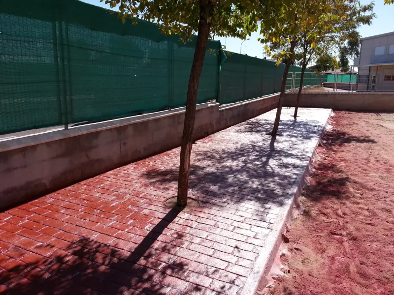 Acera de hormigón impreso en rojo (foto 2)