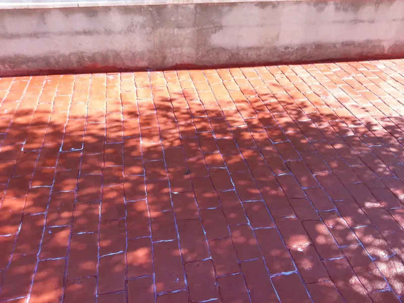 Acera de hormigón impreso en rojo (foto 3)