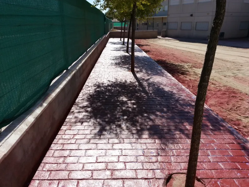 Acera de hormigón impreso en rojo (foto 4)