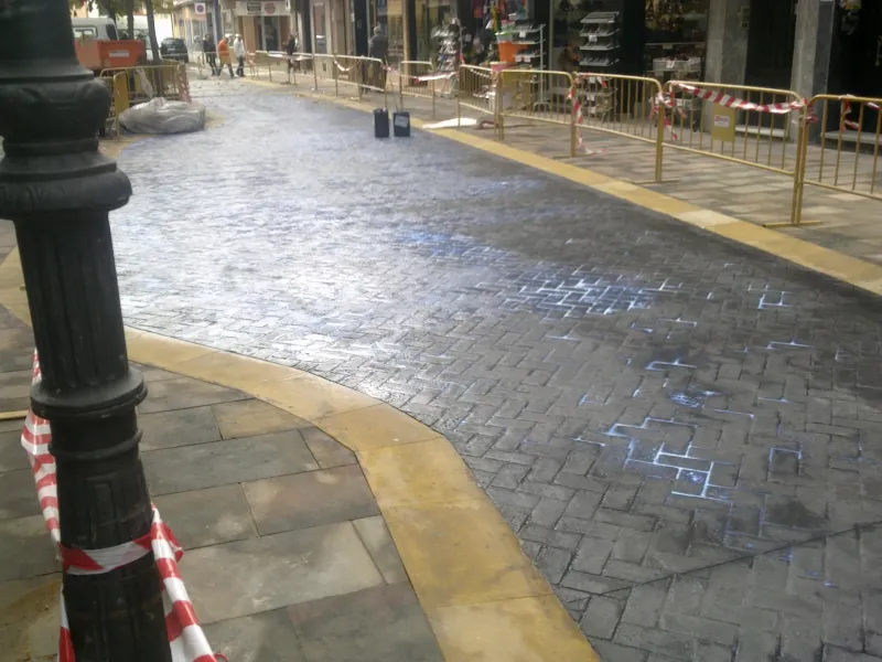 Calle peatonal con hormigón impreso en espiga (foto 2)