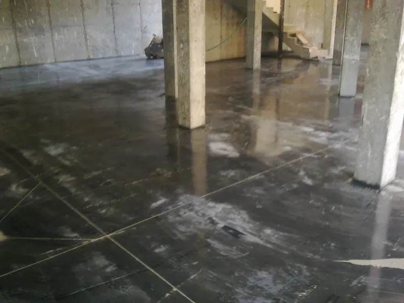 Garaje subterráneo con hormigón pulido (foto 3)