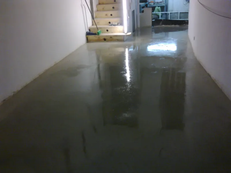 Garaje subterráneo con hormigón pulido (foto 4)