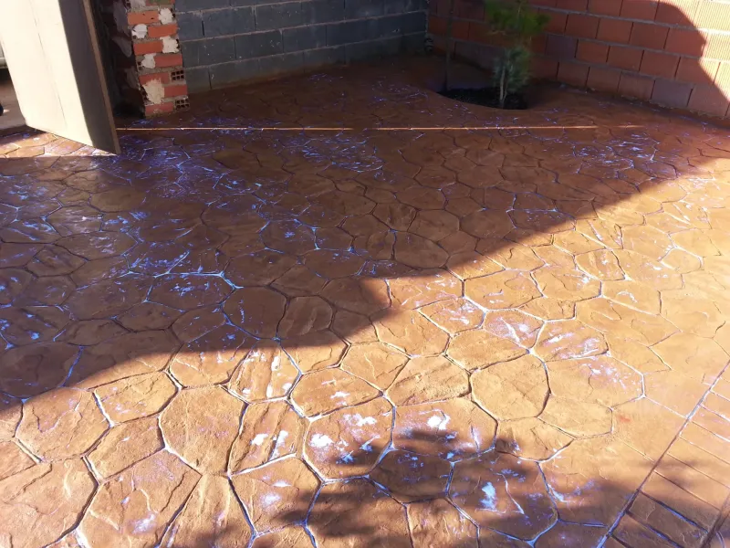 Patio con hormigón impreso imitación piedra (foto 4)