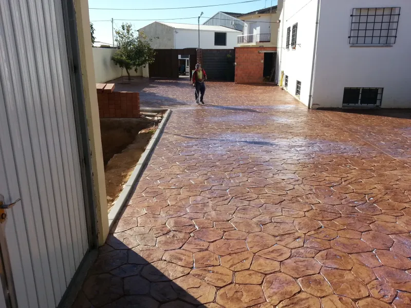 Patio con hormigón impreso imitación piedra (foto 5)