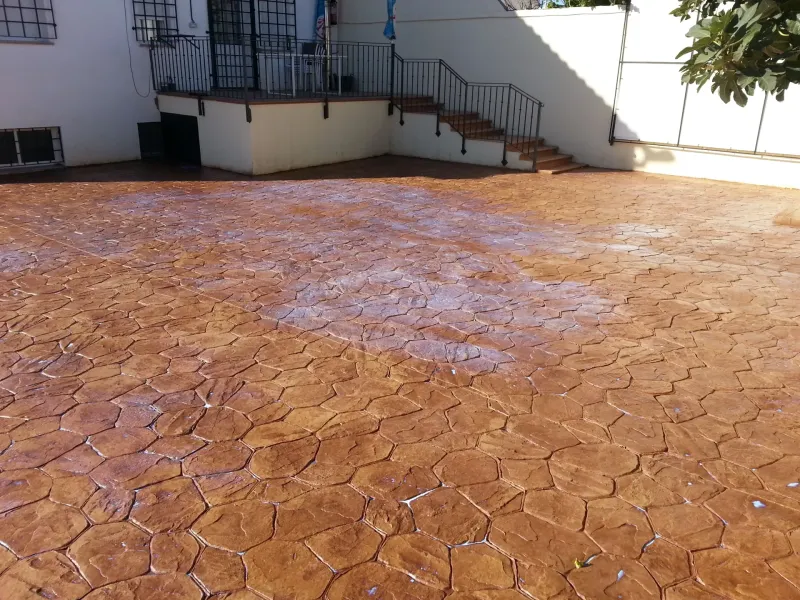 Patio con hormigón impreso imitación piedra (foto 6)