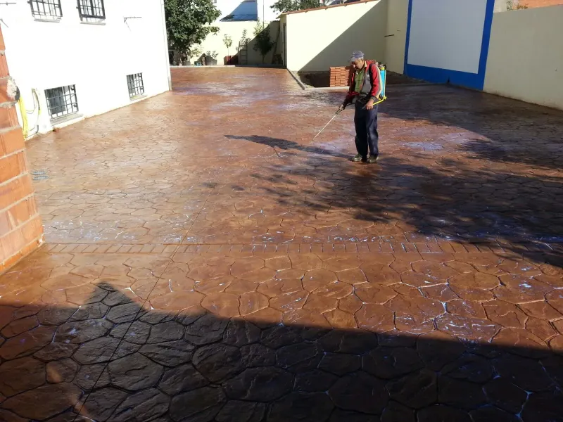 Patio con hormigón impreso imitación piedra (foto 7)