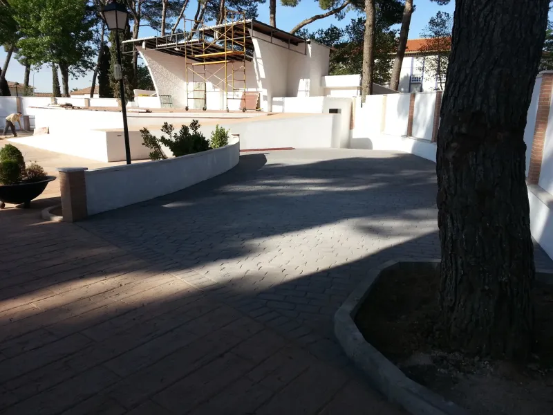 Plaza con hormigón impreso en dos colores (foto 12)
