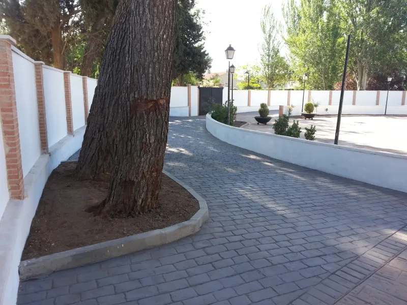 Plaza con hormigón impreso en dos colores (foto 13)