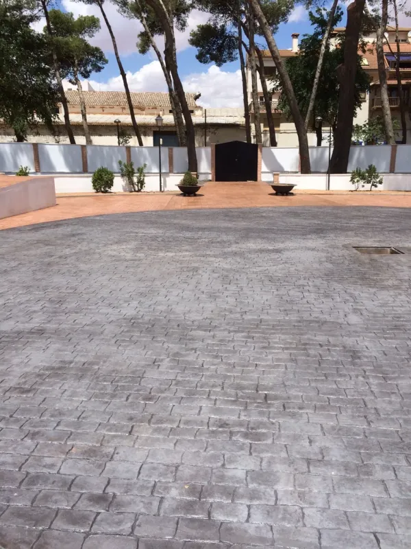 Plaza con hormigón impreso en dos colores (foto 3)