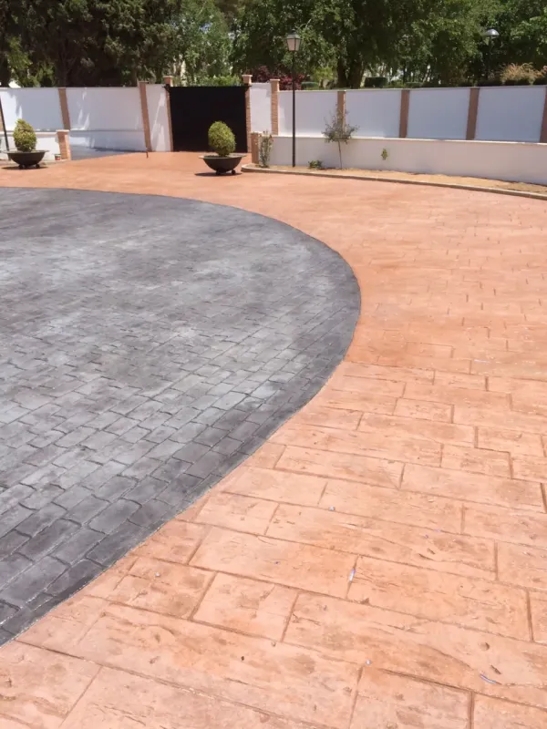 Plaza con hormigón impreso en dos colores (foto 4)