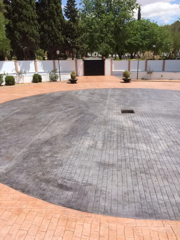 Plaza con hormigón impreso en dos colores (foto 6)