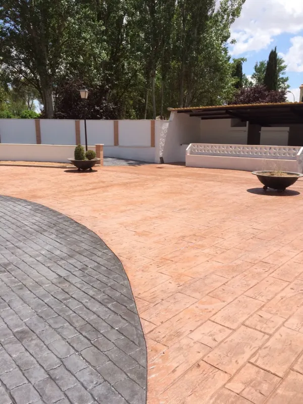 Plaza con hormigón impreso en dos colores (foto 7)