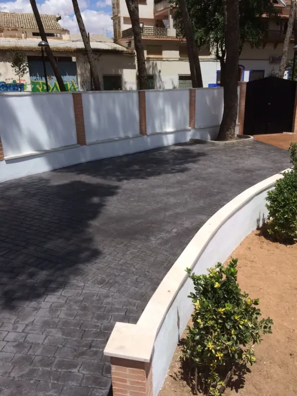 Plaza con hormigón impreso en dos colores (foto 8)