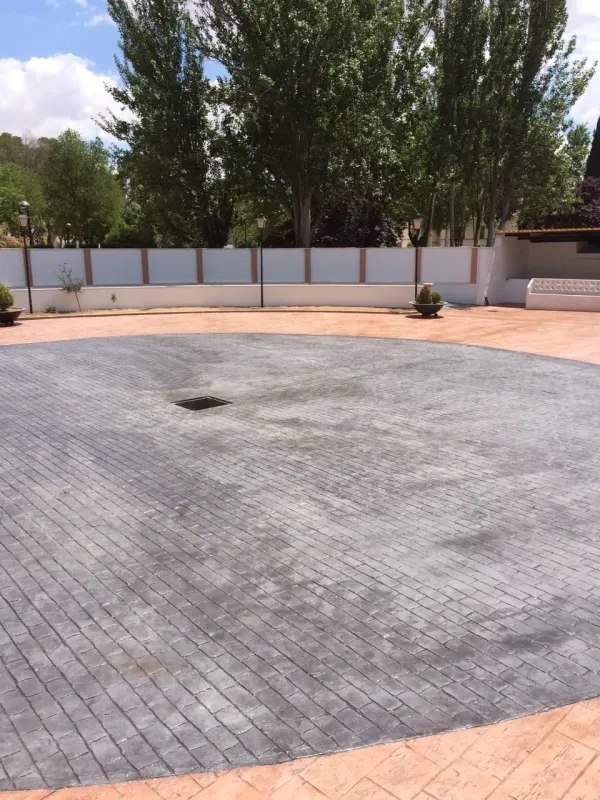 Plaza con hormigón impreso en dos colores (foto 9)